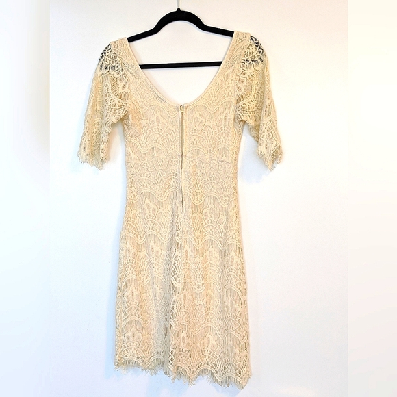 Lace dress - Picture 2 of 2